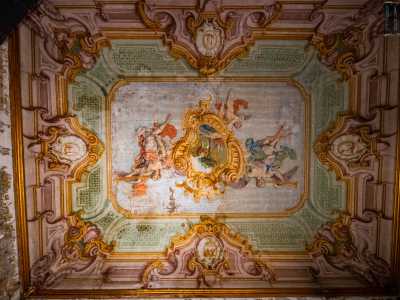 Ad accoglierci � un maestoso dipinto che occupa l�intera volta della prima stanza che visitiamo. I finti e raffinati elementi architettonici disegnati in prospettiva dilatano verso l�alto le reali dimensioni dell�ambiente